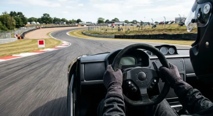 Stage de pilotage avec plus de temps au volant : tours et durée 2026