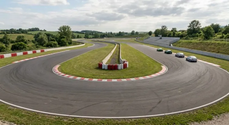 Stage de pilotage avec plus de temps au volant : tours et durée 2026